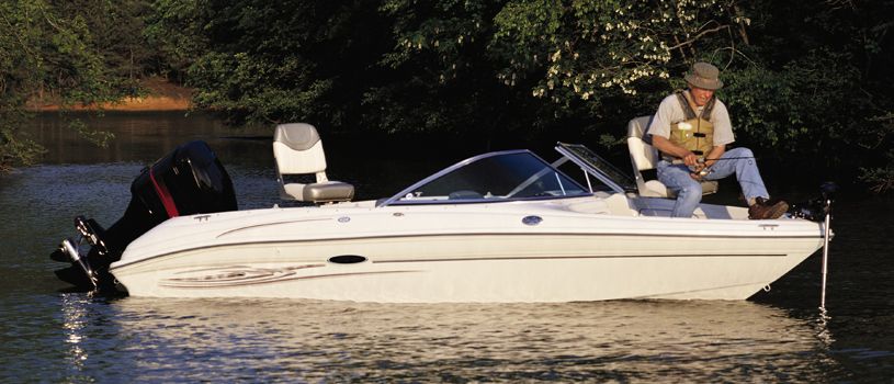 Bateau pour la pêche et le ski nautique