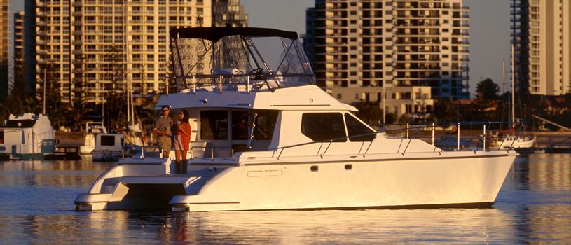 Bateau à moteur multicoque