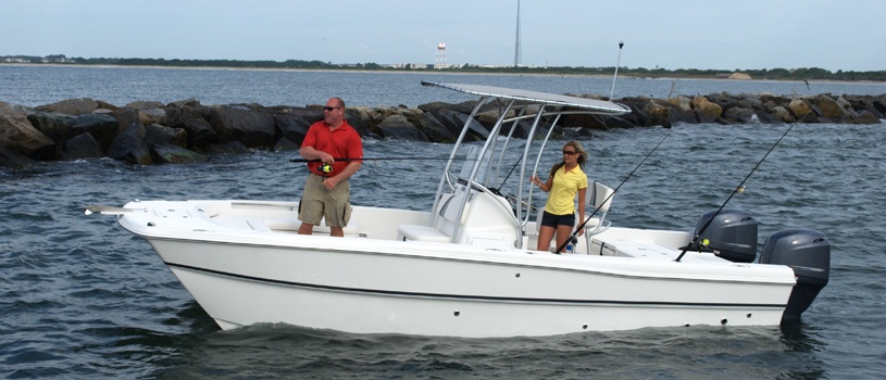 Bateau à moteur multicoque