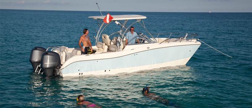 Bateau à moteur multicoque